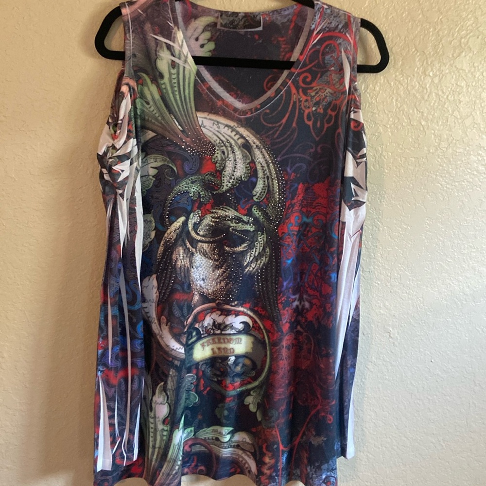 Women’s Xl like new. Really cute cold shoulder.